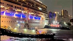 多達八艘大馬力拖船輪班，24小時發動引擎，從反方向頂住郵輪船身。（圖／台灣港務公司提供）
