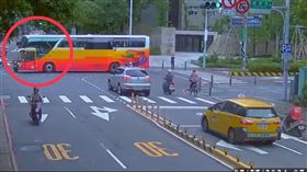 驚悚瞬間嚇壞其他目擊駕駛。（圖／警方提供）