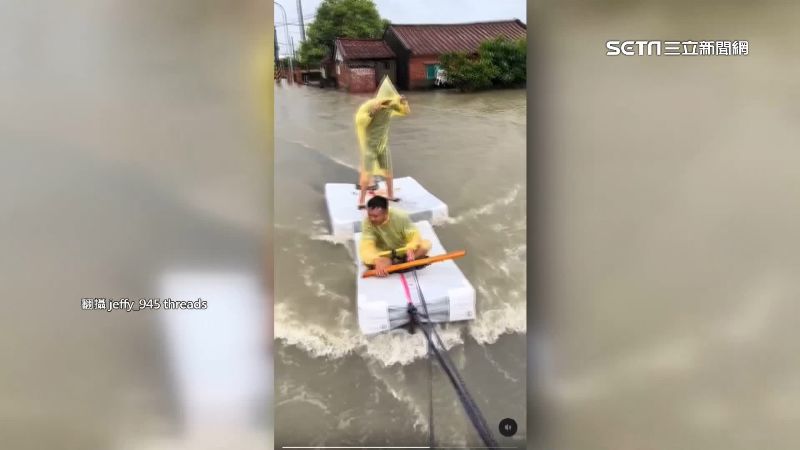 颱風淹水民眾苦中做樂　高檔床墊當衝浪板