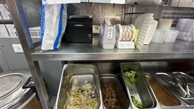 「梁社漢排骨」 便當內殘留擦手紙 ，竟是擦手紙顏色與菜色相近所導致。 （圖／北市衛生局提供）