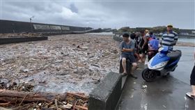宜蘭漁港被漂流木塞港。（圖／翻攝畫面）