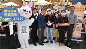 圖說：社家署昨舉辦身心障礙福利機構及團體秋節產品聯合推廣展售活動，行政院政務委員陳時中（左二）、衛福部政務次長呂建德（左一）與身障庇護工場員工合影。（圖／社家署提供）