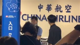 ▲乘客等不到行李破口大罵，華航地勤下跪。（圖／翻攝自Threads）