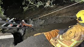 宜蘭縣南澳鄉26日晚間發生一起意外，一輛民車從台9線（蘇花公路）116.8K處墜谷，車上的4名女性幸運獲救，送醫後暫無大礙。公路局指出，該車疑趁東澳管制人員上洗手間之際，從管制鐵門闖入導致發生意外