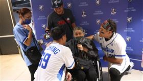 ▲富邦悍將張進德、張育成邀請阿嬤及家人到大巨蛋看球。（圖／富邦悍將提供）