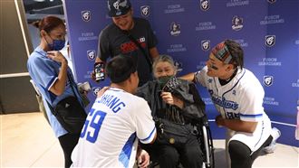 家人走南迴看球　張育成感謝阿嬤養育之恩