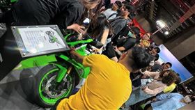 一名正妹在車展試坐Kawasaki重機，重心不穩慘摔。（圖／重機車友 ❘ 各區路況天氣、資訊分享中心臉書）
