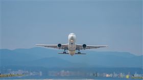 ▲AIRDO決定讓在機場櫃台負責劃位工作及引導乘客等的地勤人員，不用再配戴識別名牌。（圖／翻攝自AIRDO / エア・ドゥ臉書）