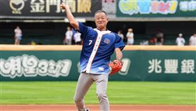 ▲統一獅邀請西武獅OB選手石毛宏典，在台南球場擔任開球嘉賓。（圖／統一獅提供）