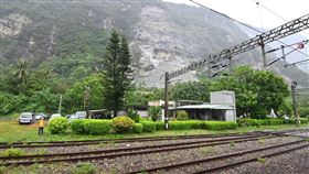 卓榮泰視察「台鐵和仁至崇德間路段災損情形」。（圖／行政院提供）