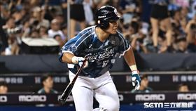 ▲富邦悍將張進德代打敲安送回王正棠追平比數。（圖／記者劉彥池攝影）