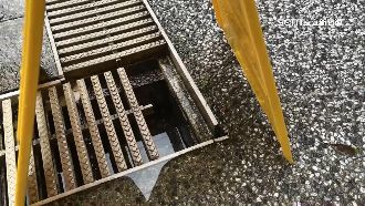 泳池水溝蓋破洞童踩空濺血　母控館方消極