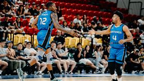 ▲霍華德（Dwight Howard）和庫克（Quinn Cook）聯手拿下勝利。（圖／台北野馬提供）