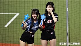 ▲起亞虎啦啦隊員李珠珢和Fubon Angels卡洛琳合影。（圖／記者劉彥池攝影）