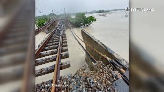 急搶修！南靖鐵軌路基遭溪水沖走斷