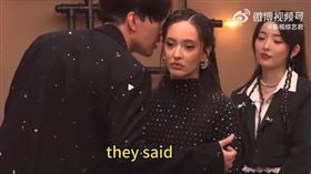 迪瑪希跟凡希亞說悄悄話，麥克風沒關意外揭露不能說的秘密。（圖／翻攝自《歌手2024》、微博）