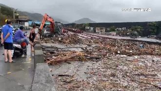 台中、宜蘭漁港漂流物遍布　漁船無法出海