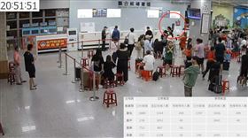 金門機場旅客拿塑膠椅砸櫃檯。（圖／翻攝自金門航空站YouTube）