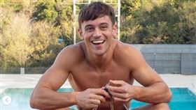 英國「跳水王子」湯姆·戴利熱愛針織，被拍到在奧運場邊打毛衣爆紅。(圖／tomdaley IG)
