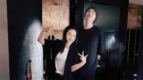 周渝民（左）替喻虹淵慶生。（圖／翻攝喻虹淵IG)