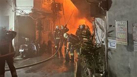 新北市新莊區化成路63巷內民宅發生火警。（圖／翻攝畫面）