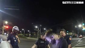 楊男騎乘改裝機車遭北市警方攔查，當場搜出「殭屍毒品」麻醉菸彈。（圖／翻攝畫面）