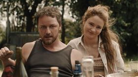 詹姆斯麥艾維（左）和艾琳佛朗西絲在《邪惡勿語》飾演一對詭異夫妻。（UIP提供）