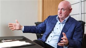 台積電員工赴美廠支援 凱利：沒人可阻撓簽證申請針對部分美國亞利桑那州工會要求政府擋下台積電加派赴美人力簽證傳言，美國聯邦參議員凱利（Mark Kelly）18日接受中央社專訪表示，美國有既定的法規流程，台積電可依需求申請簽證，他不認為有人可以阻撓簽證申請。中央社記者張新偉攝 112年8月18日