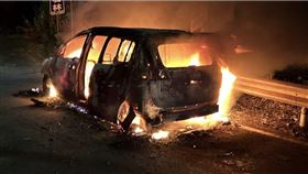 苗栗火燒車！疑「自撞落石」慘漏油陷火海