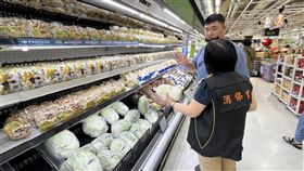 法制處消保官查訪颱風過後賣場和傳統市場蔬菜供需情形。（圖／台南市法制處提供）