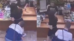 俄羅斯一名男顧客結帳時，突彎腰湊近前方女顧客臀部，行跡十分詭異。（圖／翻攝自X@osint_69）