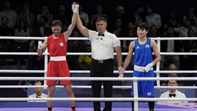 台灣拳擊女將吳詩儀（左）在巴黎奧運女子60公斤級項目首輪，擊敗世錦賽銅牌好手韓國名將吳妍智。（圖／美聯社／達志影像）