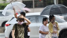 對流旺盛　台北市區午後陣雨（3）對流雲系發展旺盛，中央氣象署29日下午發布台北市等10縣市大雨特報；台北車站一帶天色轉暗，隨即下起陣雨，民眾紛紛走避。中央社記者張皓安攝  113年6月29日