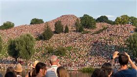 泰勒絲慕尼黑演唱會場外山頭上擠滿的人被戲稱是人形蘑菇（圖／翻攝微博）