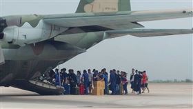許多民眾因颱風凱米滯留澎湖，空軍C-130運輸機28日再度支援載運其中70名遊客返回高雄，其餘登記候補旅客則由各航線消化疏運。（澎湖防衛指揮部提供）中央社 113年7月28日