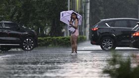 9縣市大雨特報（2）中央氣象署23日下午發布大雨特報，北北基、桃園至南投、宜花等山區留意局部大雨發生；另外針對雙北地區發布大雷雨即時訊息，慎防劇烈降雨、雷擊。圖為台北市信義區民眾午後撐傘遮雨。中央社記者翁睿坤攝  113年6月23日