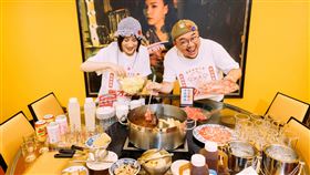 《鬼才之道》與詹記聯手推出贈禮活動，8月1日起凡至西門與敦南店用餐，即可獲得鬼才專屬聯名紙圍兜。（圖／牽猴子提供）