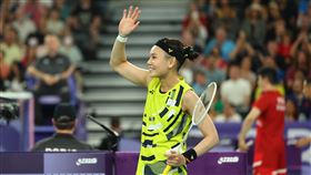 巴黎奧運羽球女單預賽 戴資穎首戰勝出（2）台灣羽球天后戴資穎（圖）當地時間28日在巴黎奧運女單預賽首戰登場，面對比利時選手譚蓮妮，她連拿2局順利贏得比賽，賽後向球迷揮手致意。中央社記者王騰毅巴黎攝  113年7月28日