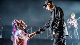 血肉果汁機首度和熱狗（右）演出合作新曲〈我不壞了嗎？〉。（圖／Live Nation Taiwan提供）