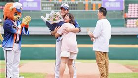 ▲統一獅陳聖平中職首轟頒獎儀式，家人驚喜現身。（圖／統一獅提供）