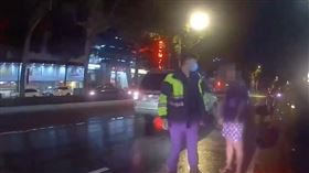 男子異想天開拿偽造車牌開上路遭逮。（圖／警方提供）