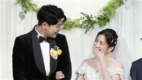 學姐黃瀞瑩今晚嫁人了！披上婚紗美翻。（圖／翻攝自柯文哲臉書）