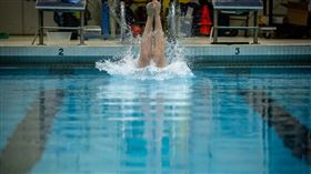 跳水 https://www.flickr.com/photos/tabor-roeder/45316502772/in/photolist-2gjdRBT-JoKGkq-2c3sVtj-2k8vmy-6u7XkR-6EsRZD-2c3sVRy-4Ln2ah-6EsKc8-daFw7t-2oz6gXV-cBRU7J-2w87aB-obfq6M-cBRVU7-MpEGte-csU9W7-nTT12c