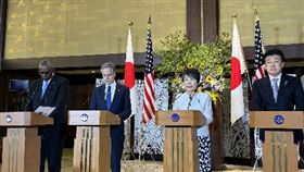 美日2加2會談譴責中國 重申台海和平穩定重要性美日外交與國防部長2加2會談28日在東京舉行，指出中國是最大的戰略挑戰，重申台海和平穩定的重要性。會後4位部長也開會研議美國藉由「核保護傘」與常規武器防衛日本的「擴大嚇阻」。最後召開聯合記者會，由右而左，日本防衛大臣木原稔、日本外務大臣上川陽子、美國國務卿布林肯、美國國防部長奧斯汀。中央社記者楊明珠東京攝 113年7月28日