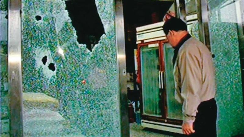 殺手集團防警上門睡姿詭異！他拒捕駁火逃