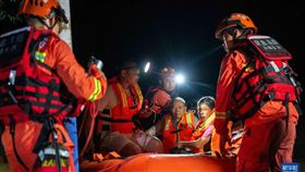 凱米颱風肆虐，湖南湘潭堤防決口緊急疏散3千餘人。（圖／翻攝自新華社）