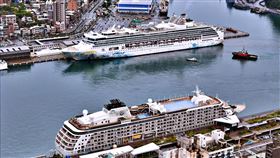 有民眾在基隆港目睹「世界號」與「名勝世界壹號」同時靠港，笑稱是兩個不同世界。（圖／翻攝自洪敦智臉書）