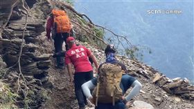 警消車隊「跋山涉水」　外送高血壓藥給受困居民