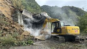 受到凱米颱風連日豪雨影響，嘉義縣阿里山鄉台18線70.2K明隧道上方邊坡今天（29日）清晨5時許發生落石坍方，隧道被落石砸毀、鋼筋外露，雙向交通阻斷，所幸未有人員傷亡。雲嘉南區養護工程分局指出，事發後已派員前往處理，預計今天中午12時可以排除。用路人可以改由縣道169線巴沙娜至十字部落聯絡道路，再接連回台18線。
