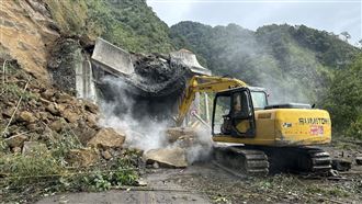 阿里山坍方落石毀明隧道　台18線雙向阻斷